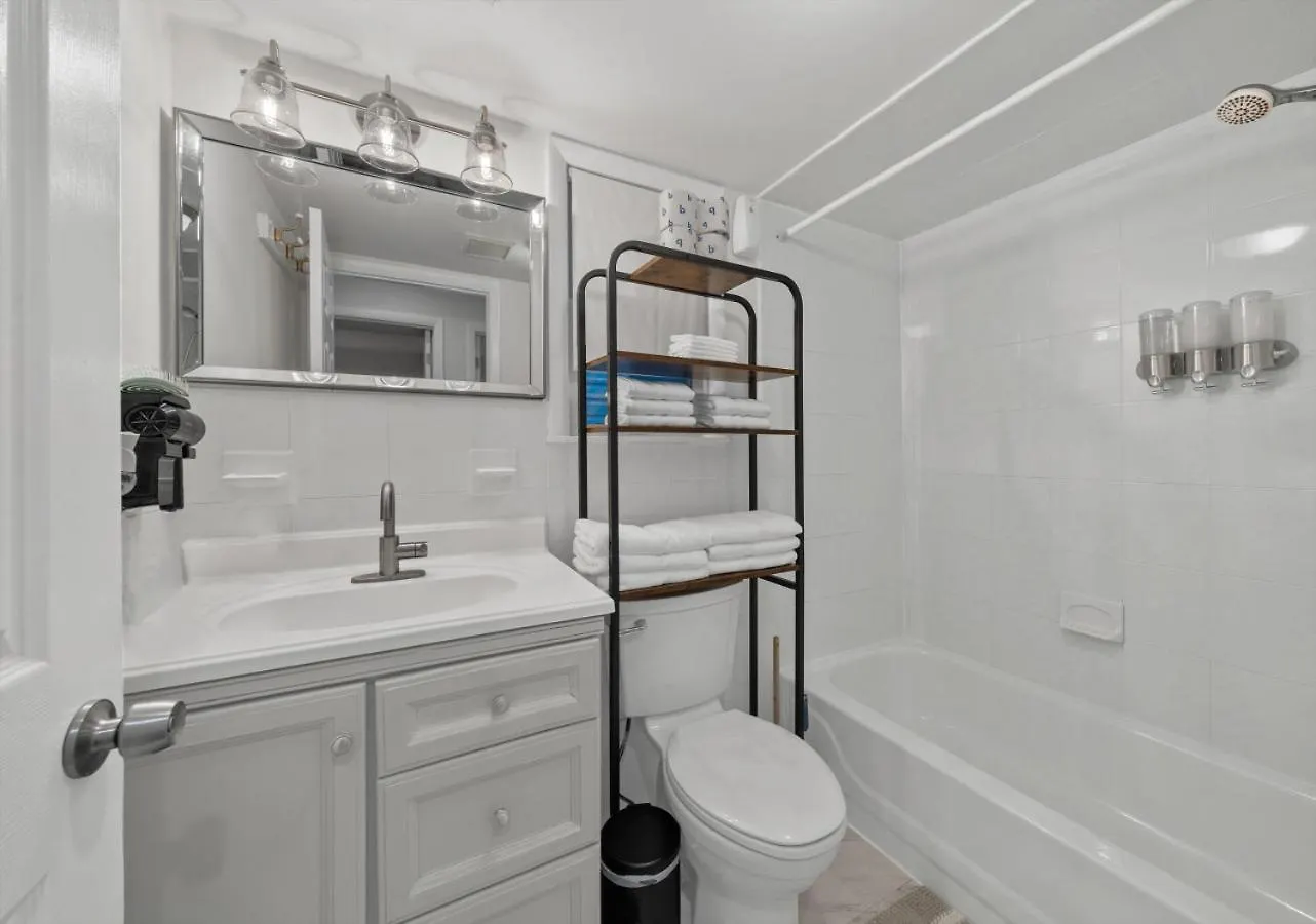 Ultimate Urban Retreat Sleeps 25 Villa Bayonne