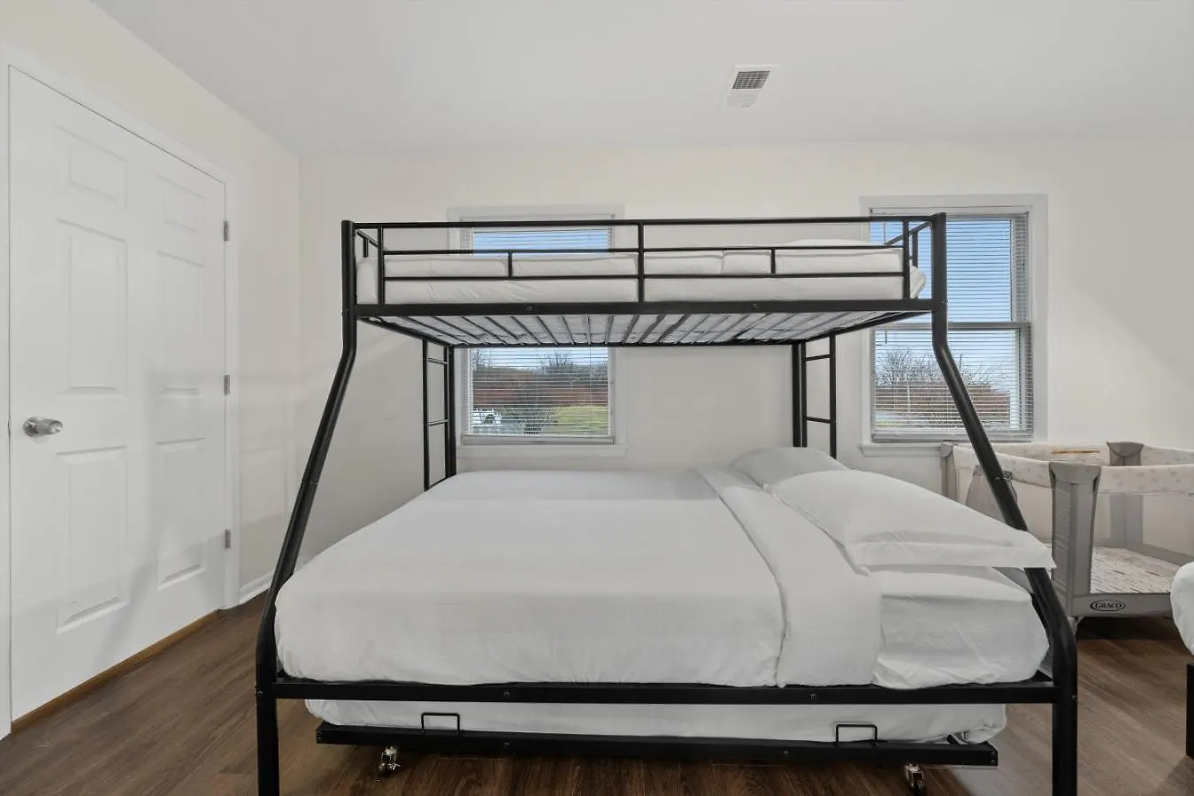 Ultimate Urban Retreat Sleeps 25 Villa Bayonne