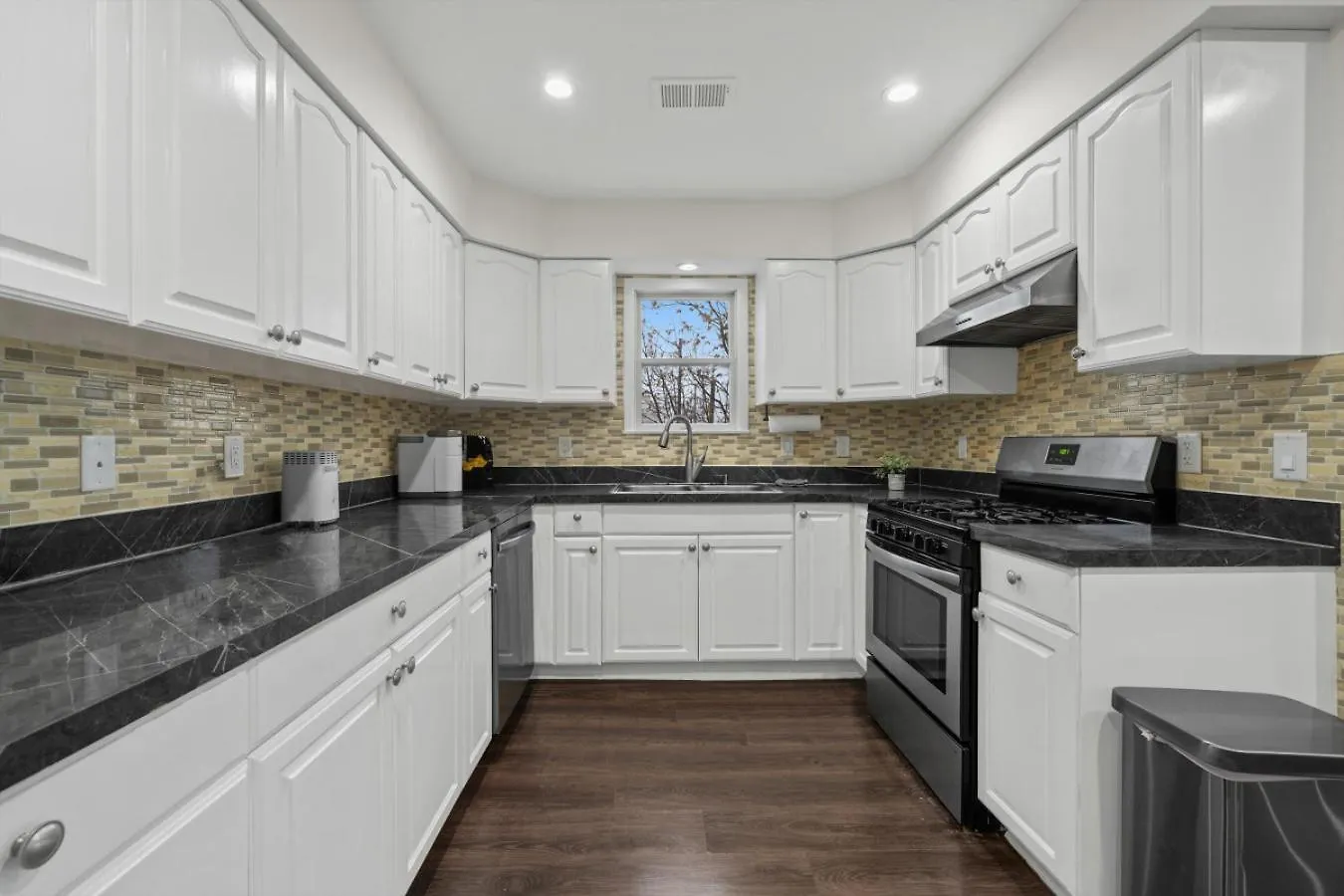 Ultimate Urban Retreat Sleeps 25 Villa Bayonne