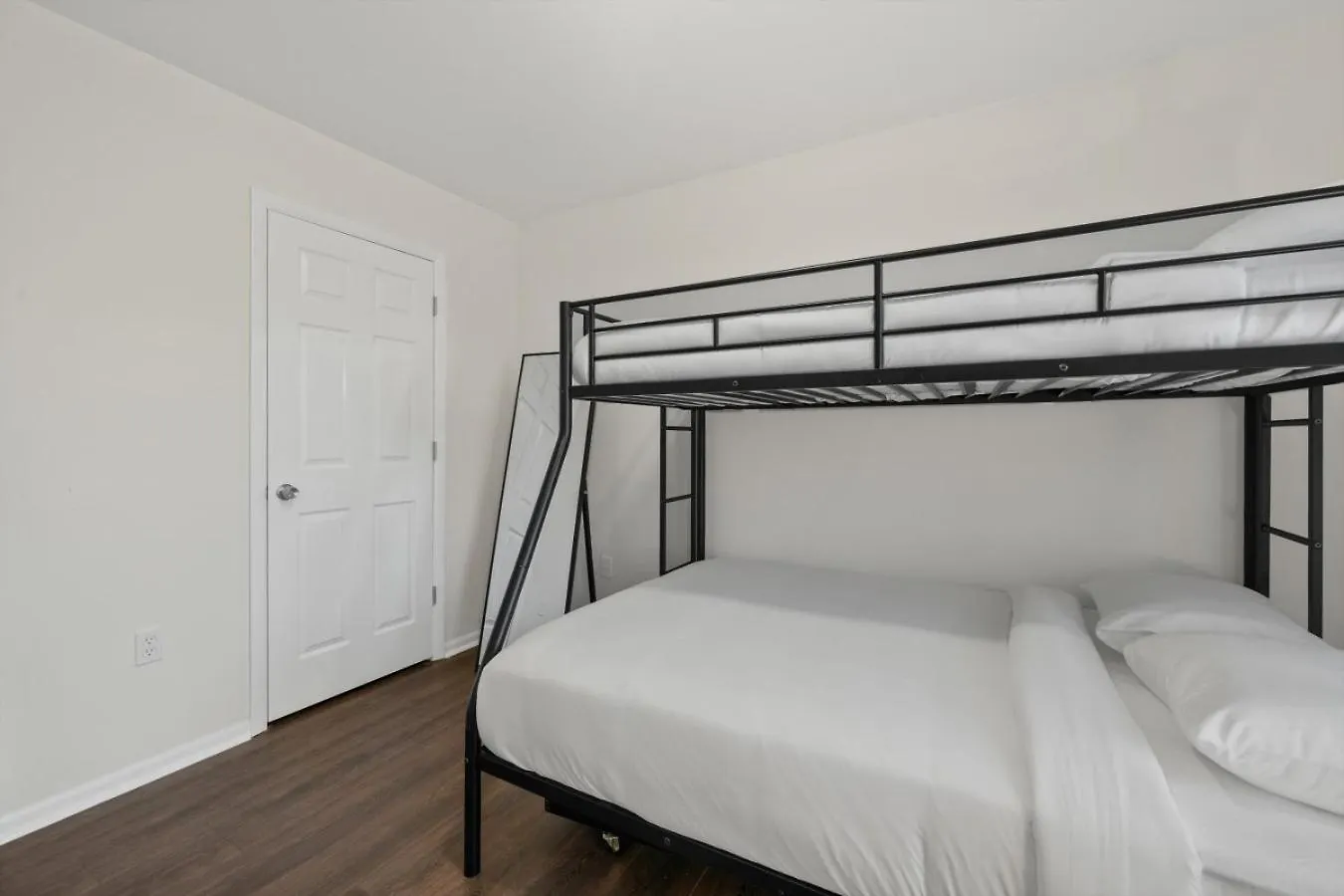 Ultimate Urban Retreat Sleeps 25 Villa Bayonne