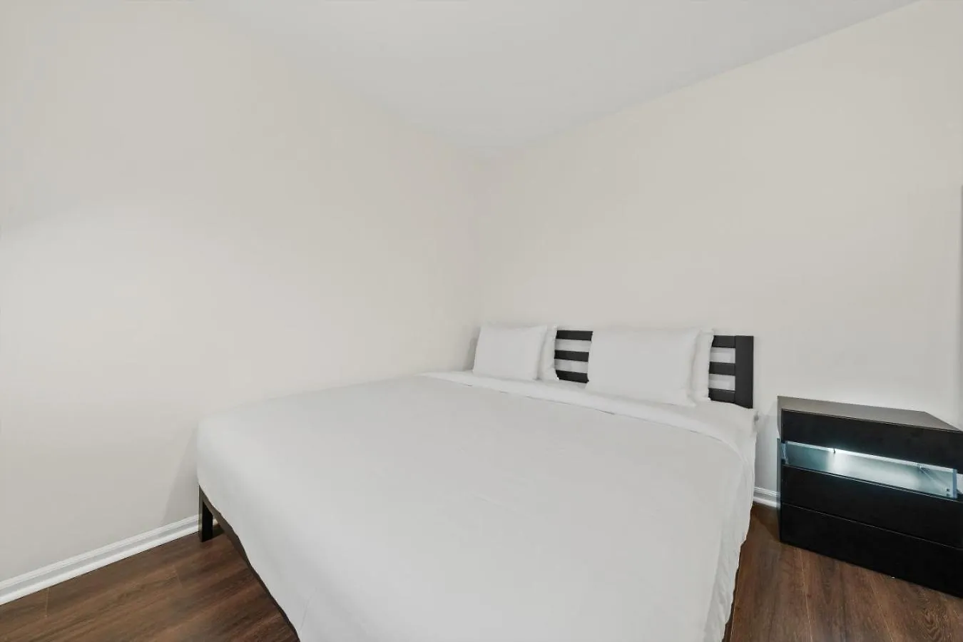 Ultimate Urban Retreat Sleeps 25 Villa Bayonne